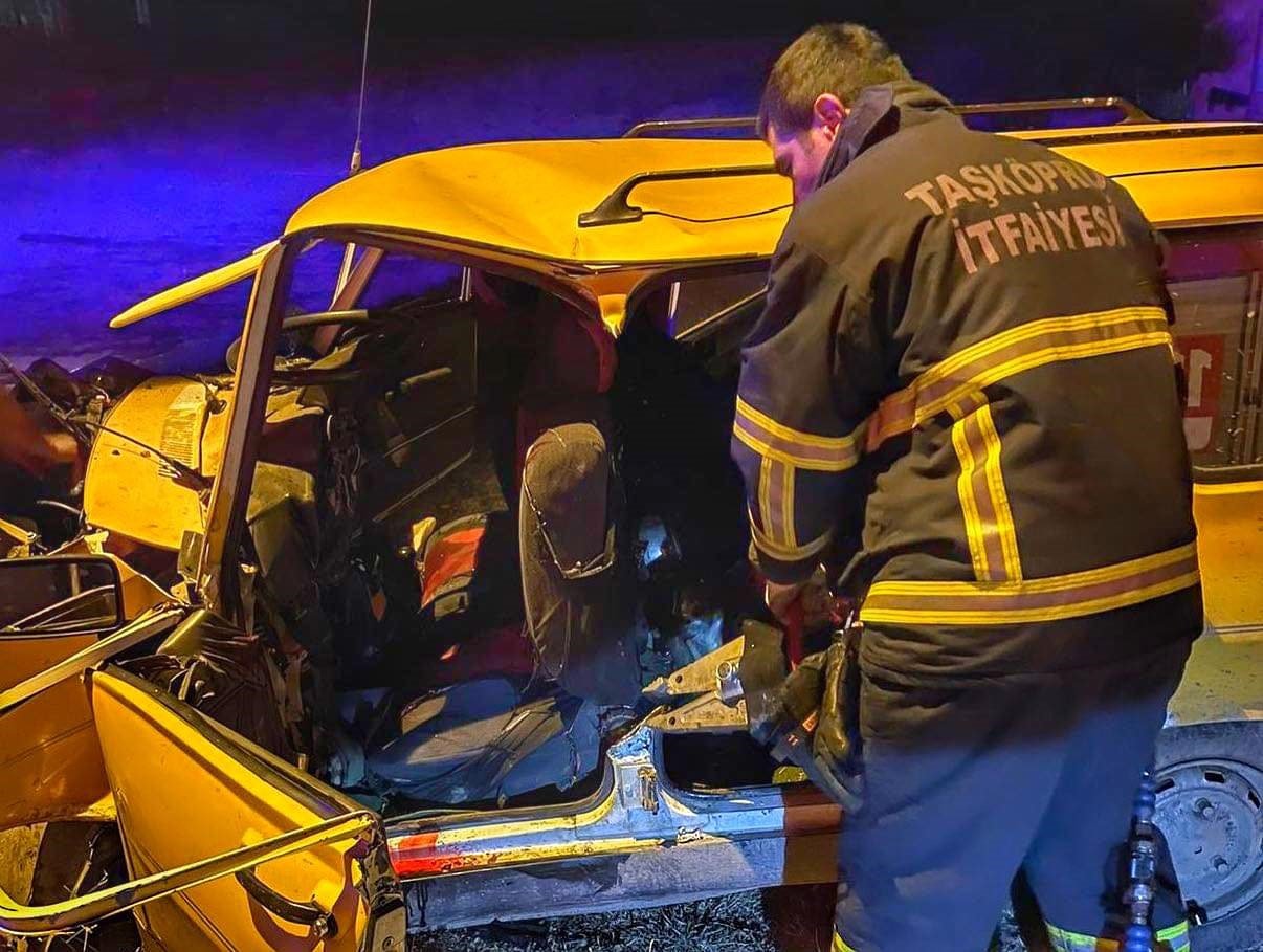 Aydınlatma direğine çarpan otomobil hurdaya döndü: 1 yaralı