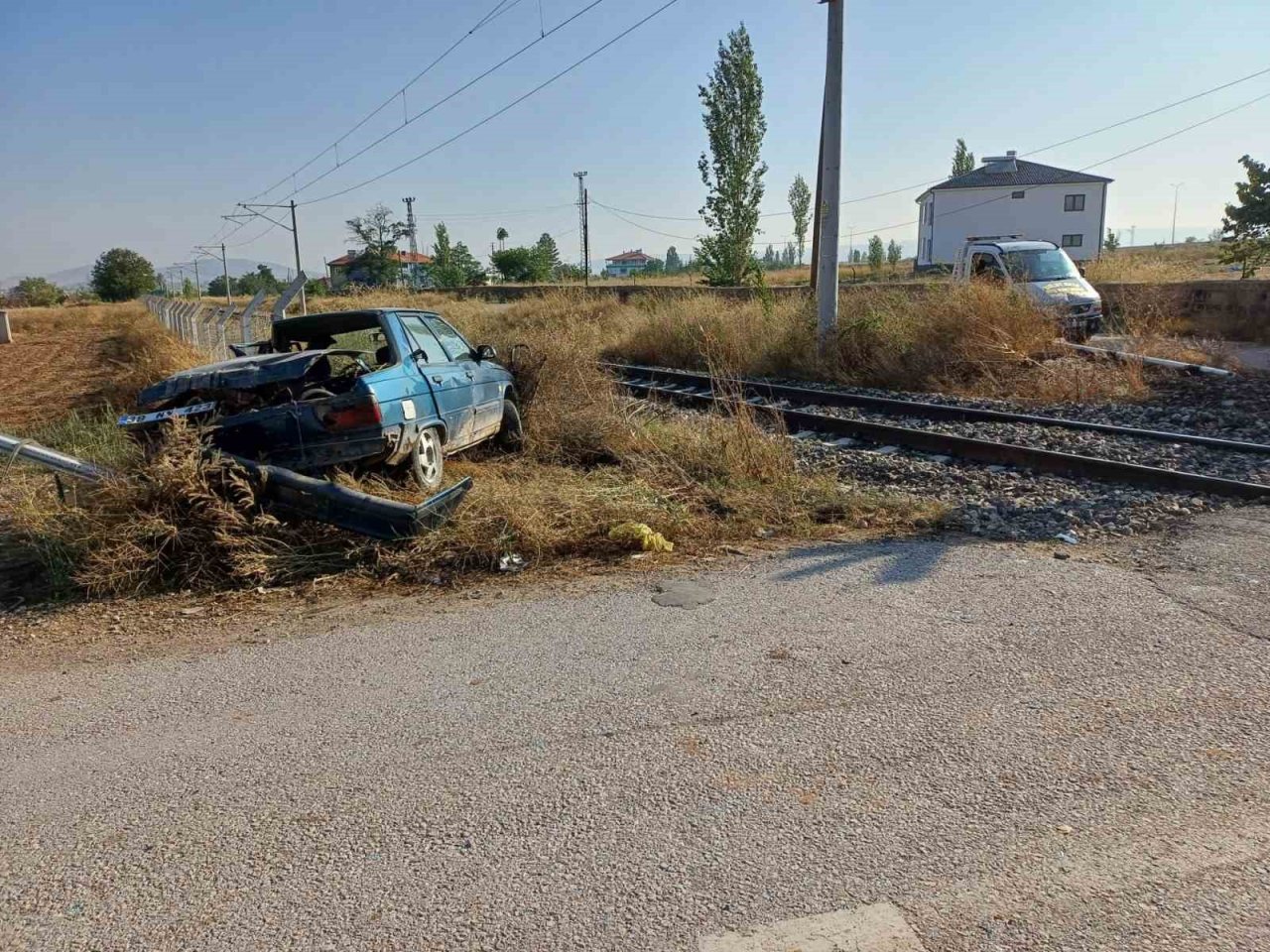 Trenle otomobil çarpıştı: 1 Yaralı