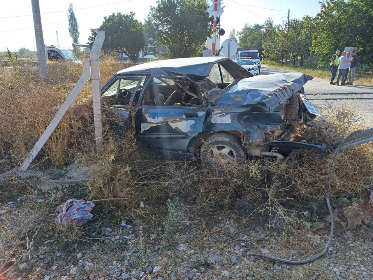 Trenle otomobil çarpıştı: 1 Yaralı