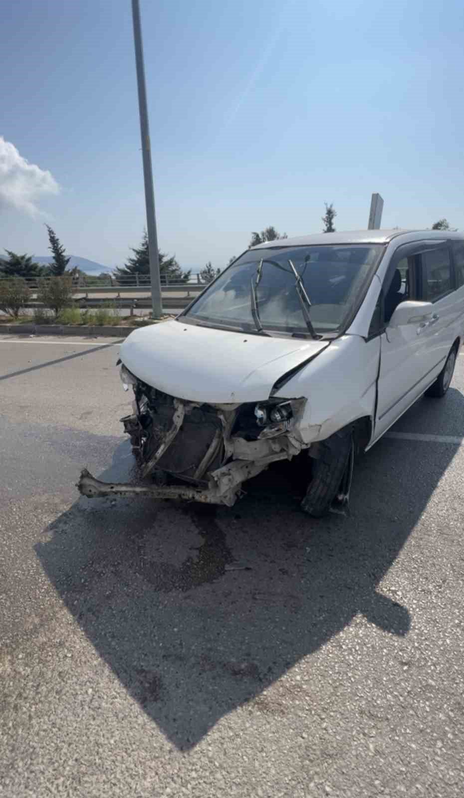 Hafif ticari araç bariyerlere çarptı