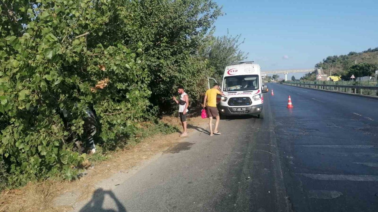 Yoldan çıkan otomobil takla atarak bahçeye girdi: 3 yaralı