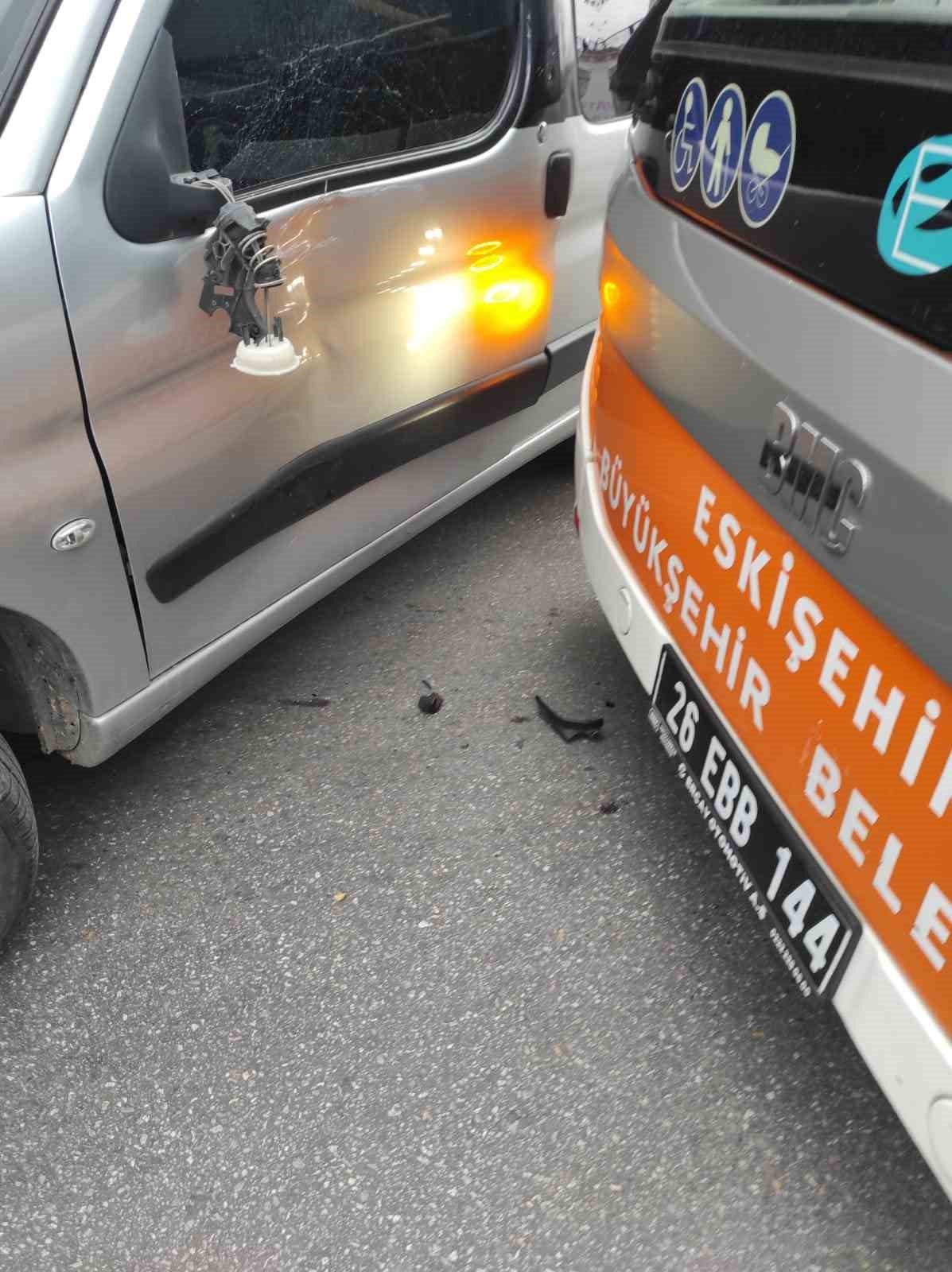 Belediye otobüsü ile hafif ticari araç çarpıştı