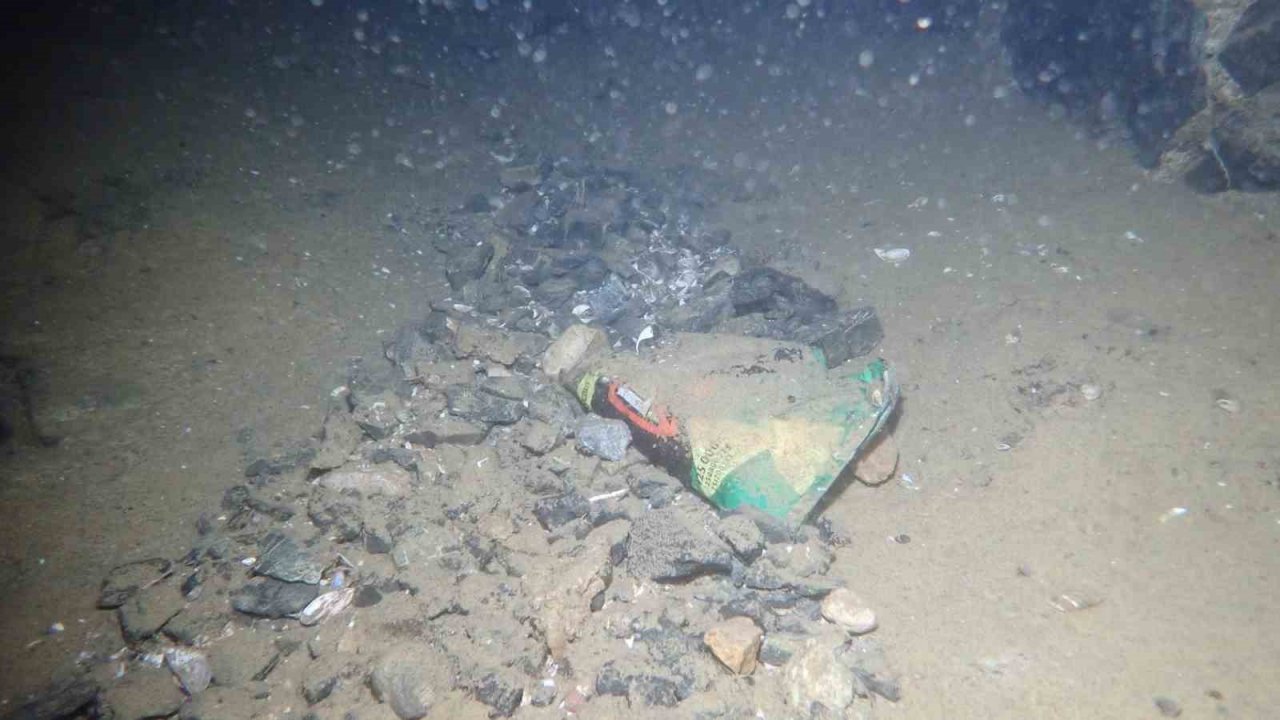 Keban Baraj Gölü’ndeki kirlilik su altı kamerası ile görüntülendi