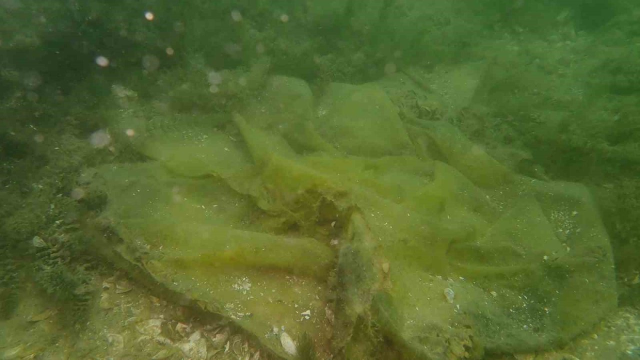 Keban Baraj Gölü’ndeki kirlilik su altı kamerası ile görüntülendi