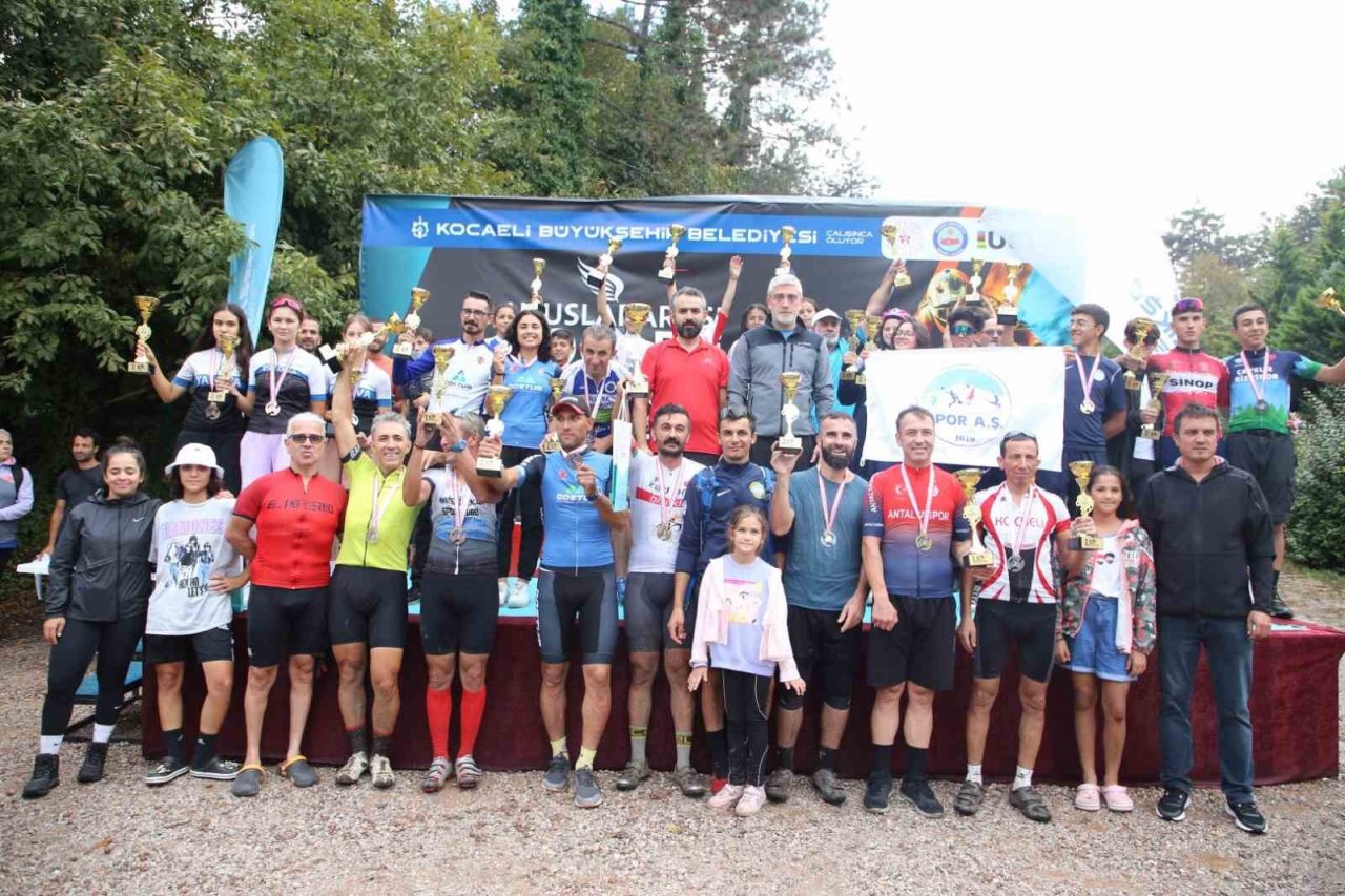 Kıyasıya mücadeleyle süren Uluslararası Dağ Bisikleti Kupası Yarışları tamamlandı