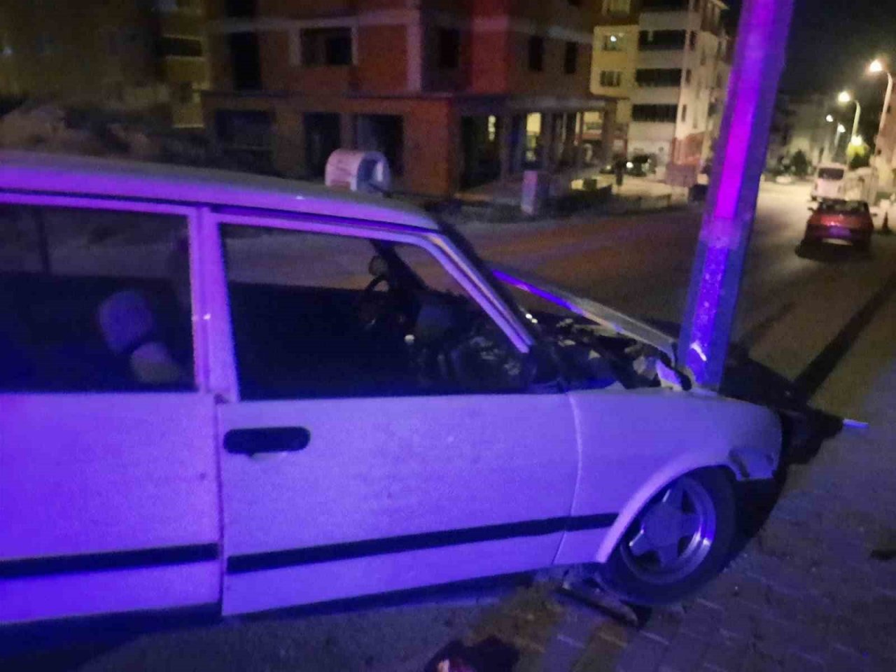 Otomobil aydınlatma direğine çarptı: 2 yaralı