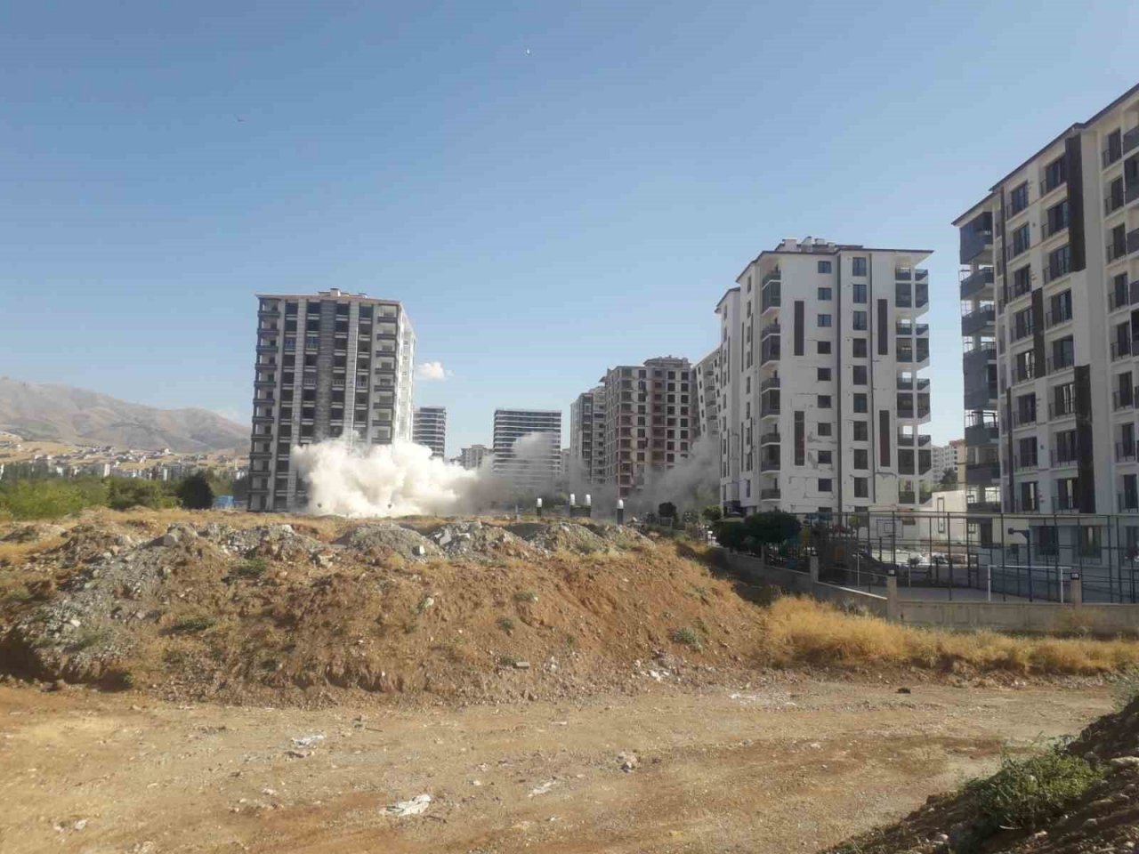 Malatya’da ağır hasarlı binaların patlayıcı ile yıkımı sürüyor