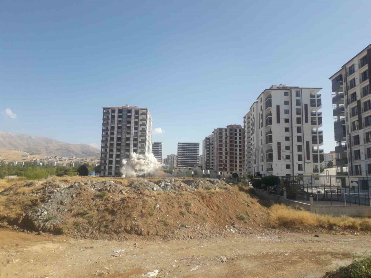 Malatya’da ağır hasarlı binaların patlayıcı ile yıkımı sürüyor