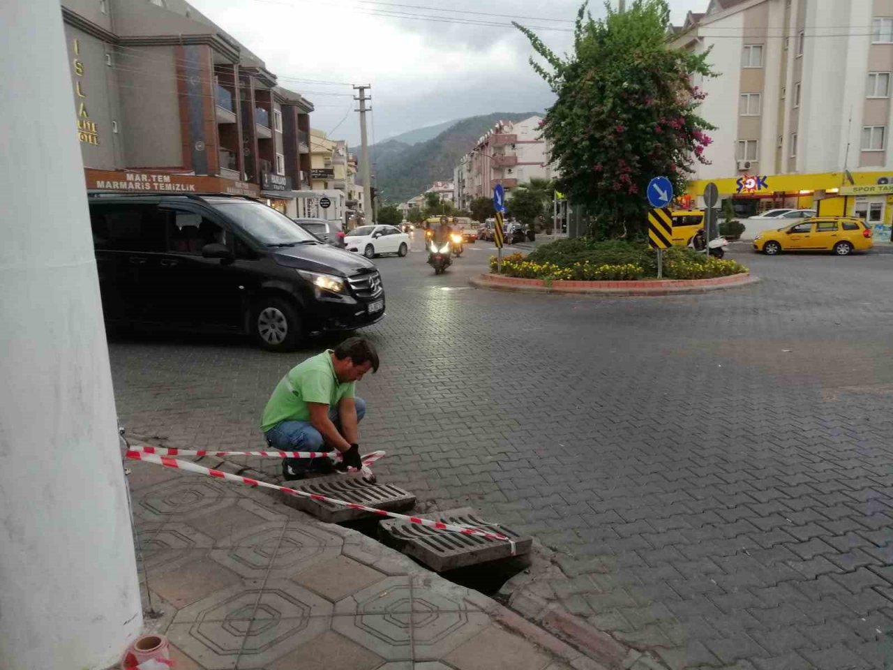 Marmaris’te belediye ekiplerinin yağmur mesaisi