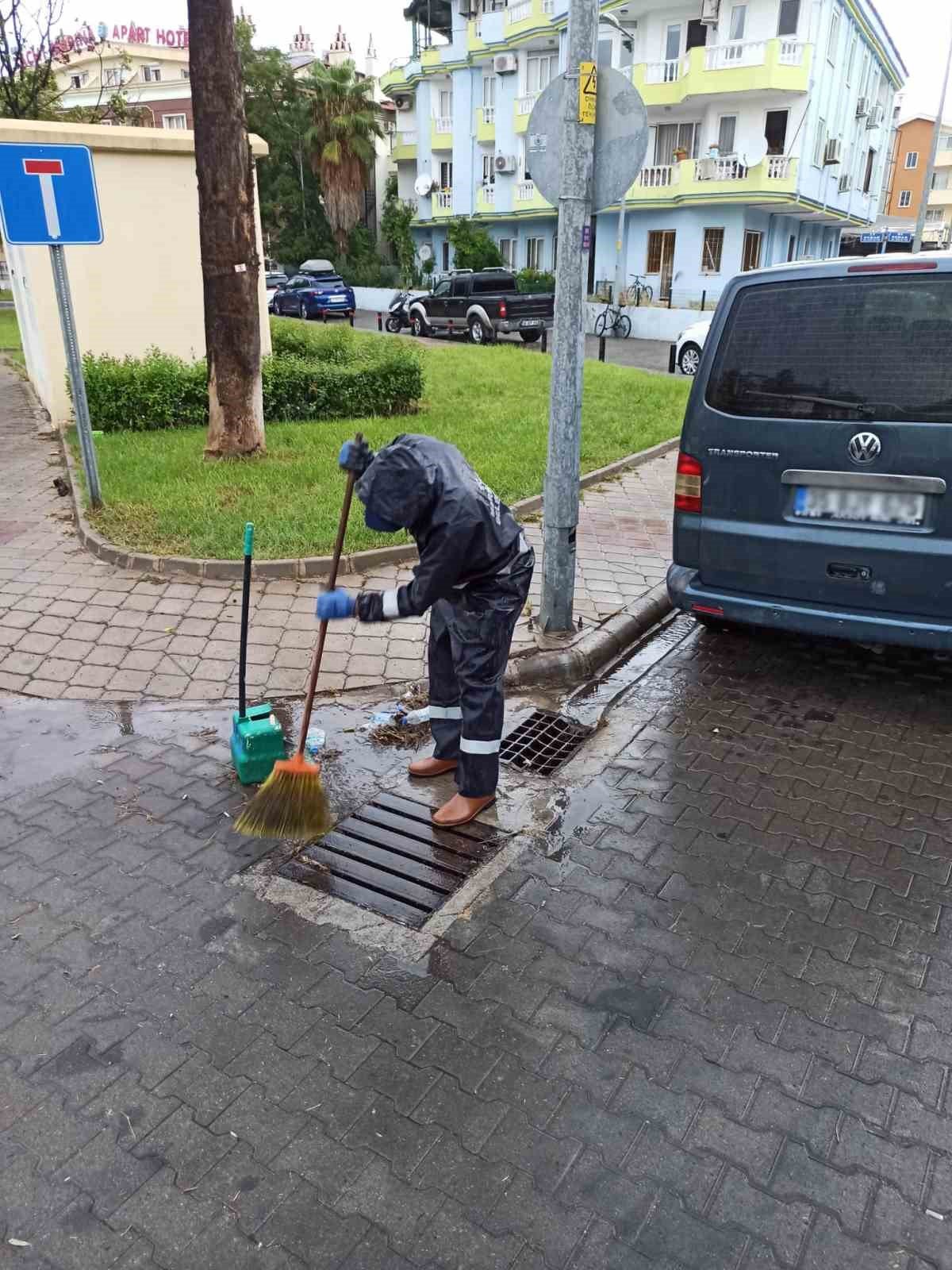 Marmaris’te belediye ekiplerinin yağmur mesaisi