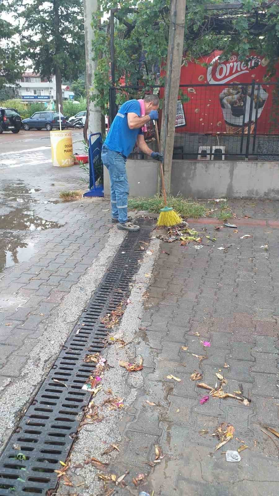 Marmaris’te belediye ekiplerinin yağmur mesaisi