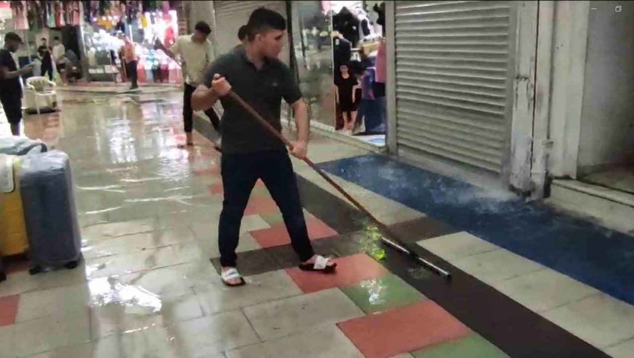 Marmaris’te sağanak yağış sonrası kapalı çarşıyı su bastı