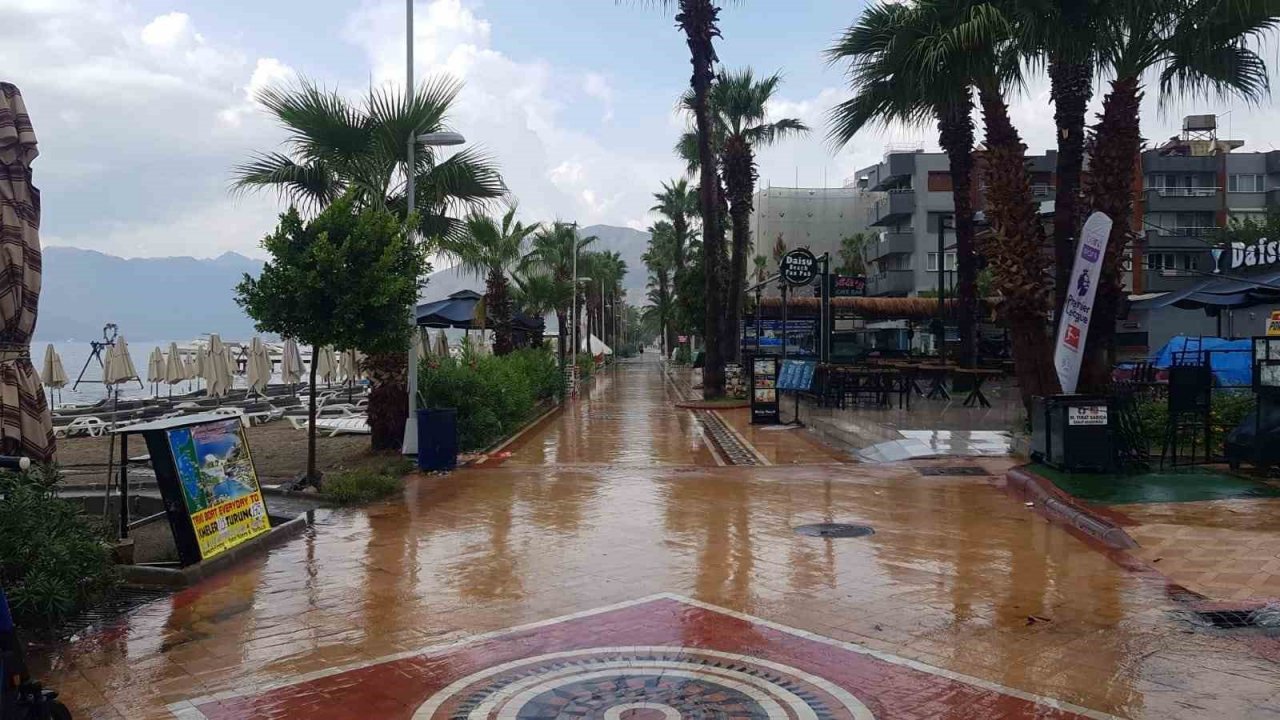 Marmaris’te sağanak yağış sonrası kapalı çarşıyı su bastı