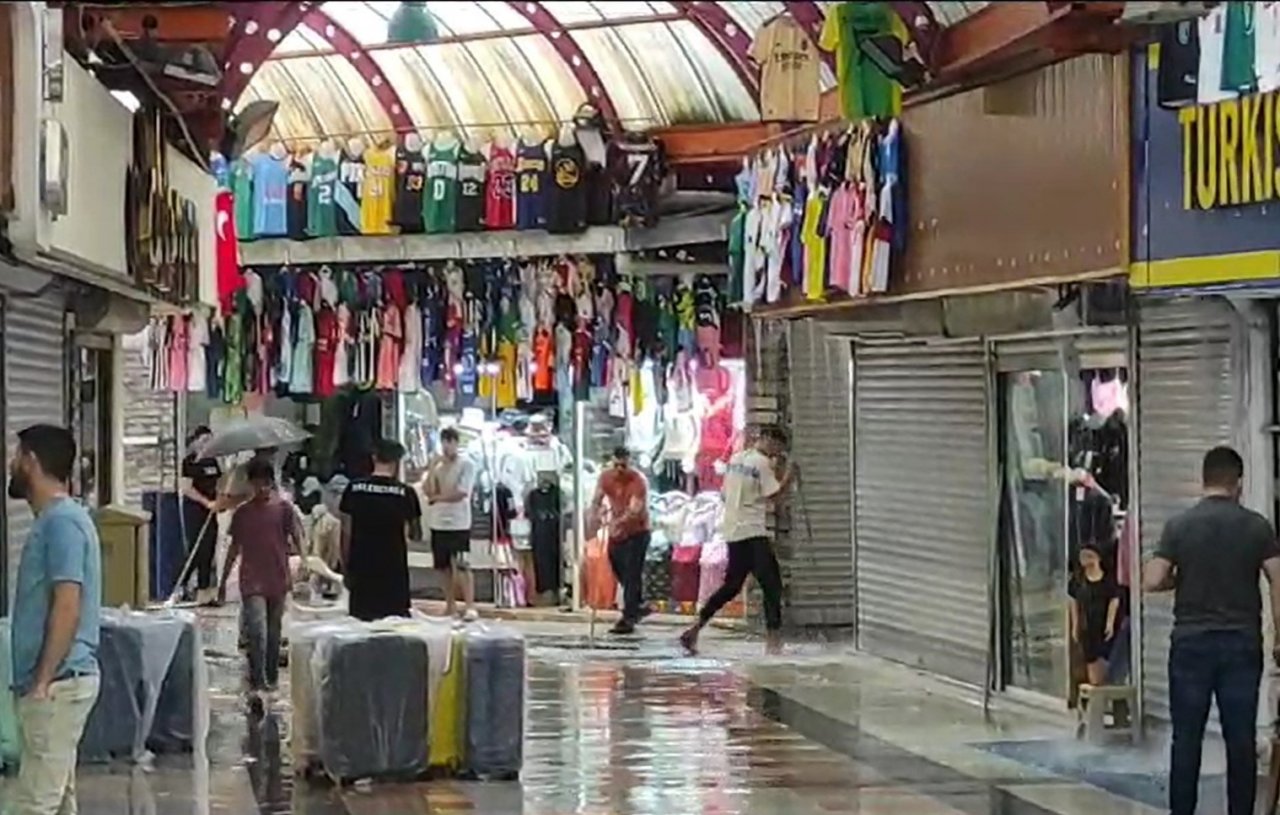 Marmaris’te sağanak yağış sonrası kapalı çarşıyı su bastı