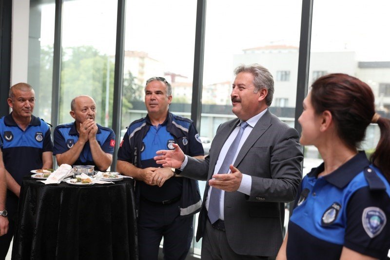 Başkan Palancıoğlu, zabıtalarla bir araya gelerek haftalarını kutladı