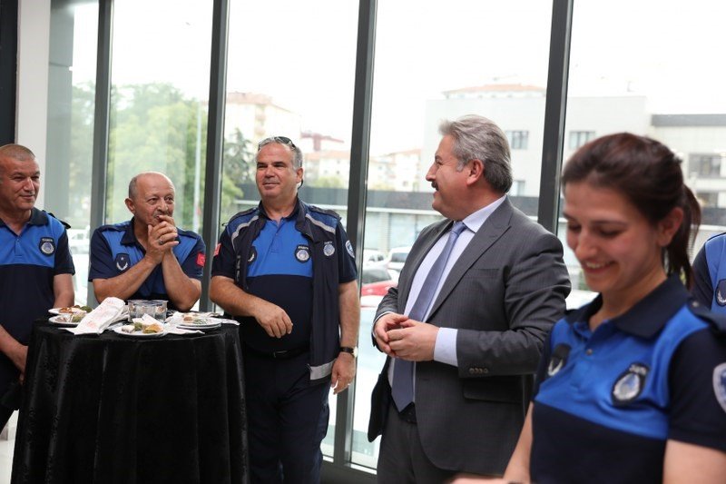 Başkan Palancıoğlu, zabıtalarla bir araya gelerek haftalarını kutladı