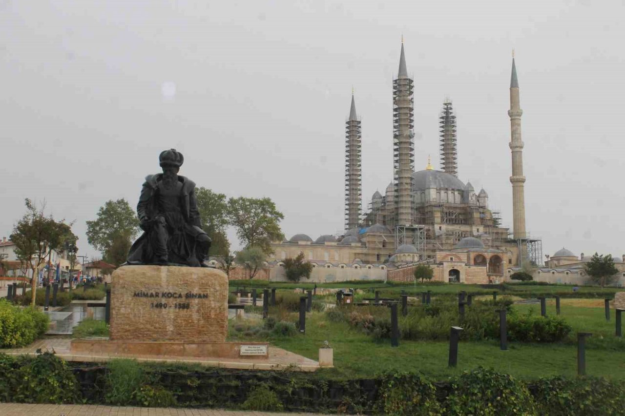 Edirne’de sıcak hava yerini yağmura bıraktı