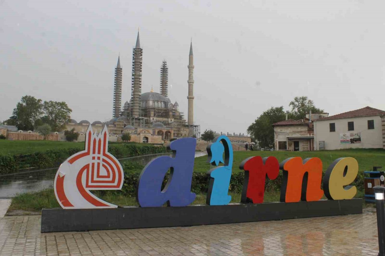 Edirne’de sıcak hava yerini yağmura bıraktı