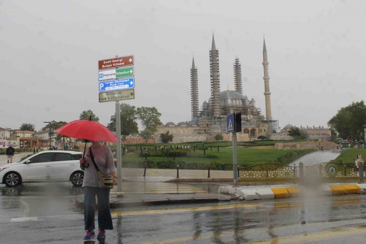 Edirne’de sıcak hava yerini yağmura bıraktı