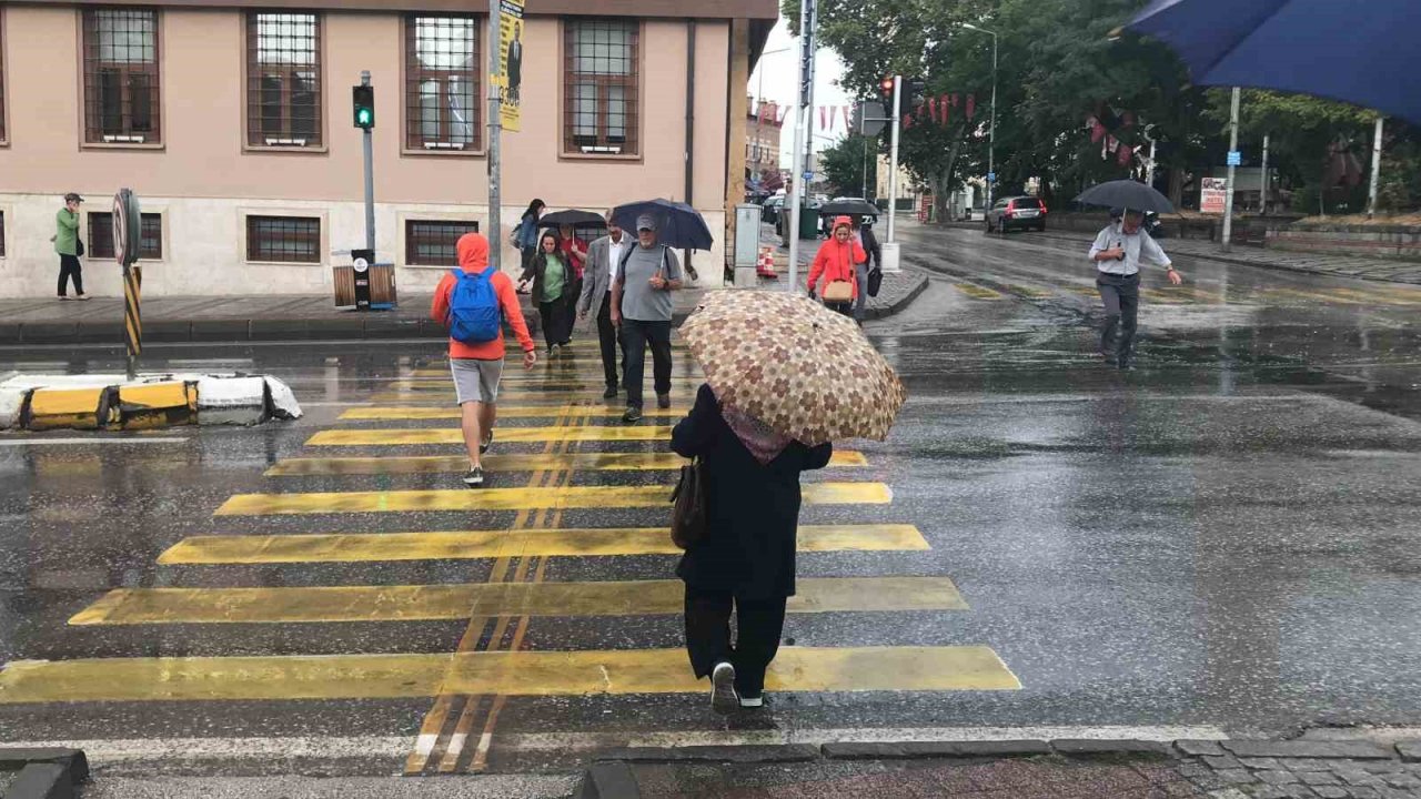 Edirne’de sıcak hava yerini yağmura bıraktı