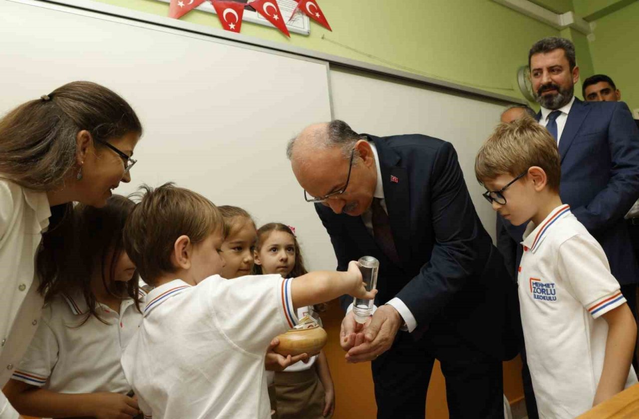 Vali Karadeniz, öğrencilerin heyecanlarına ortak oldu