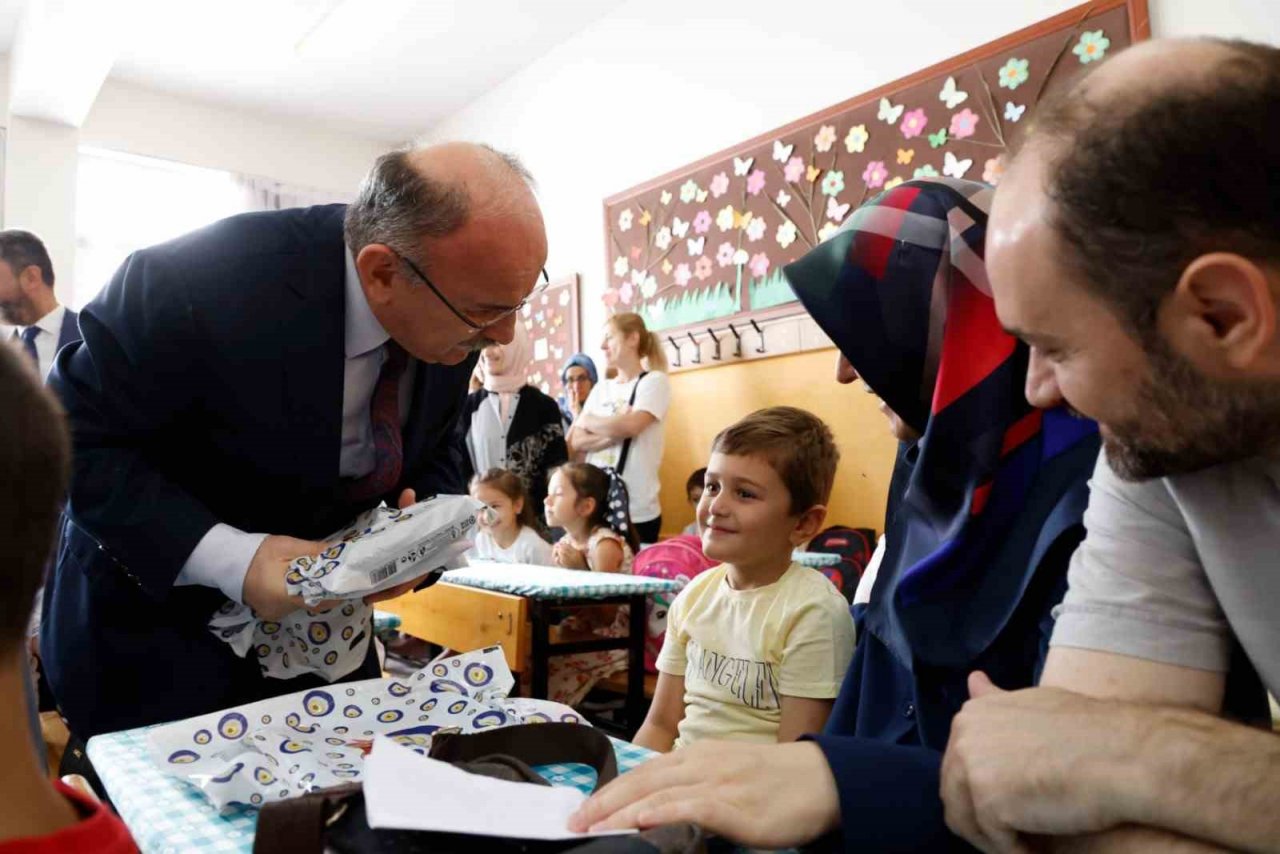 Vali Karadeniz, öğrencilerin heyecanlarına ortak oldu
