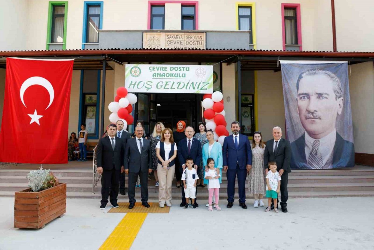 Vali Karadeniz, öğrencilerin heyecanlarına ortak oldu