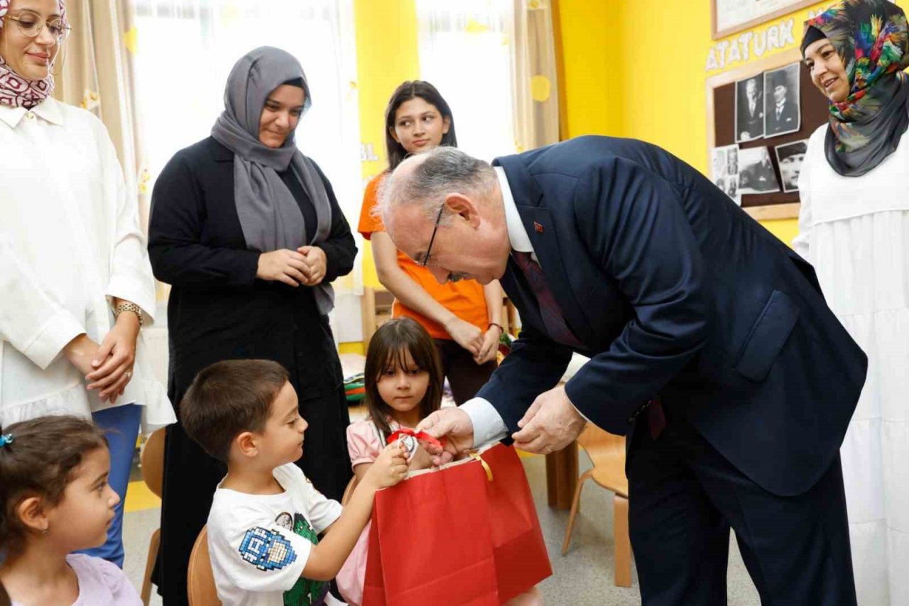 Vali Karadeniz, öğrencilerin heyecanlarına ortak oldu
