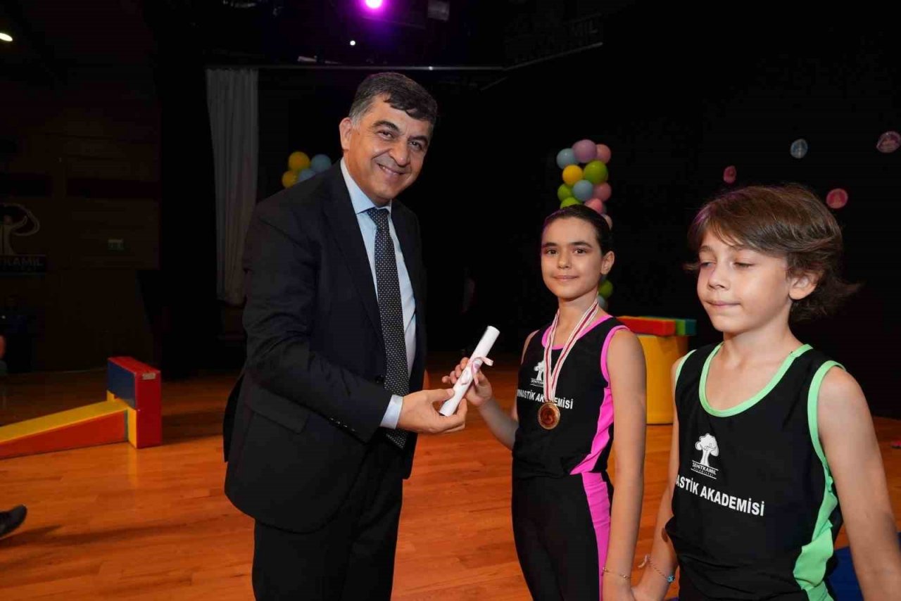 Minik sporcular, ilk madalyalarını aldılar