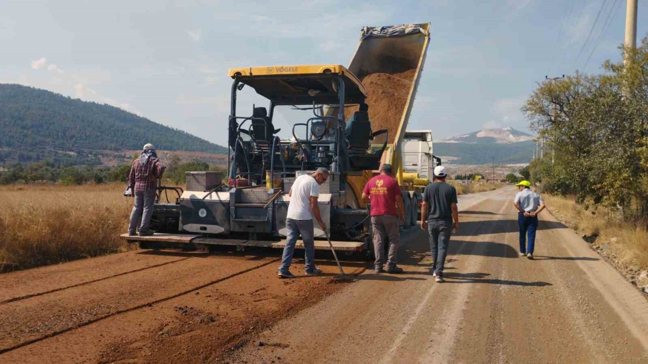 Kırsal mahallelerde yol çalışmaları devam ediyor