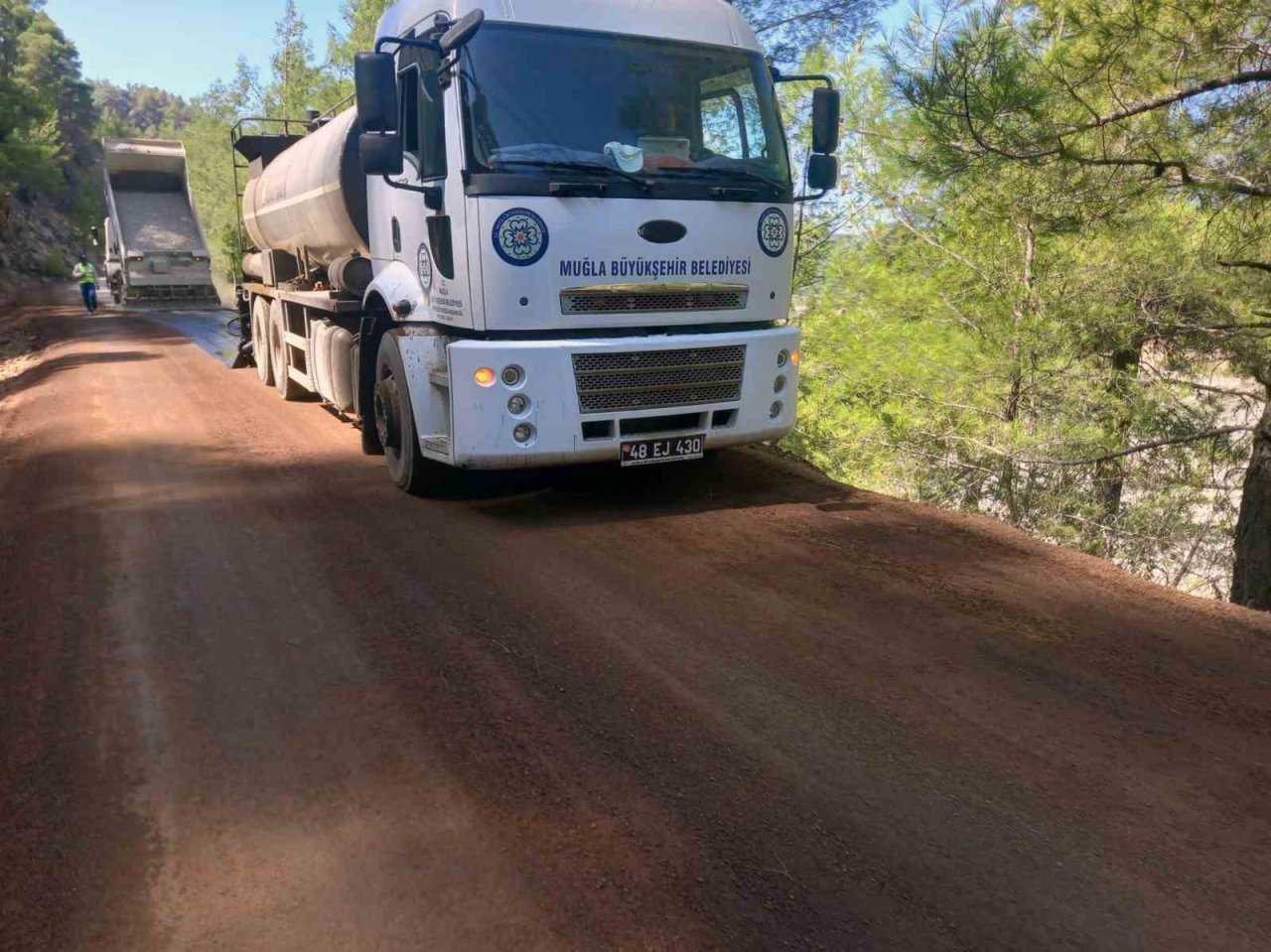 Kırsal mahallelerde yol çalışmaları devam ediyor