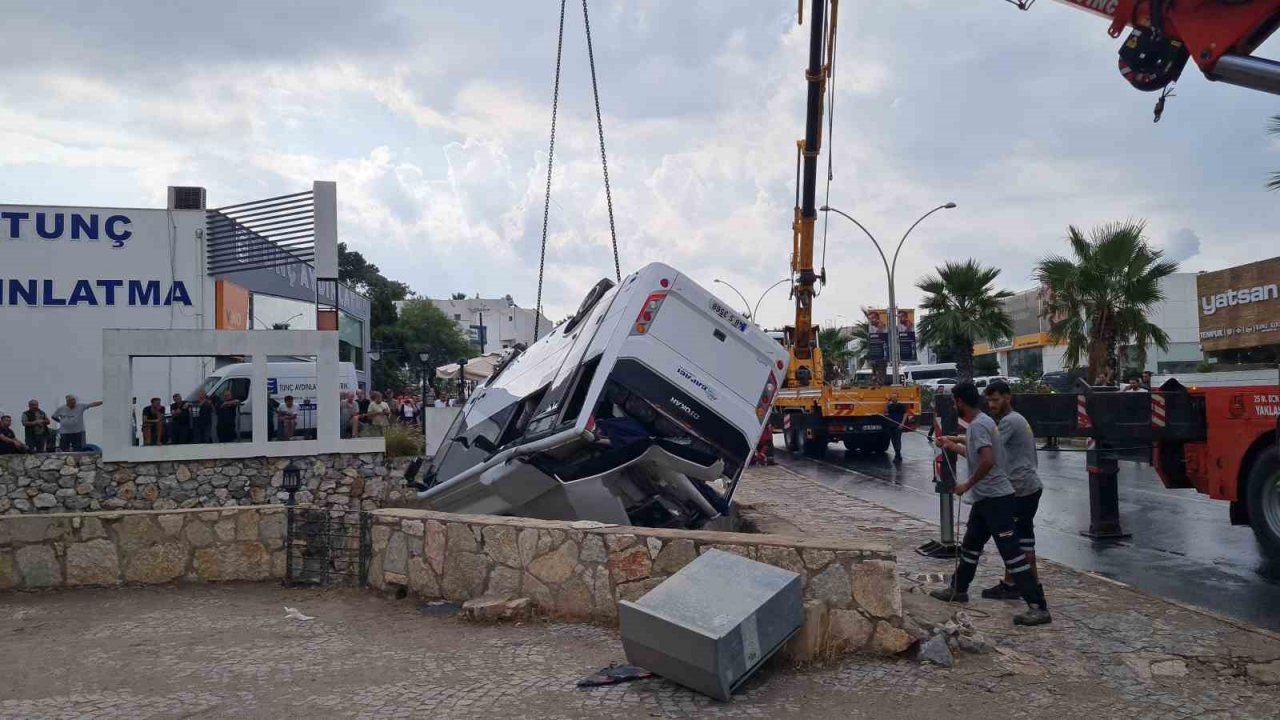 Bodrum’da midibüs dereye devrildi: 23 yaralı