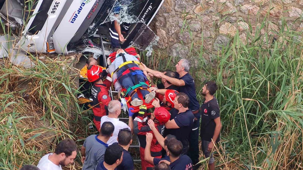 Bodrum’da midibüs dereye devrildi: 23 yaralı