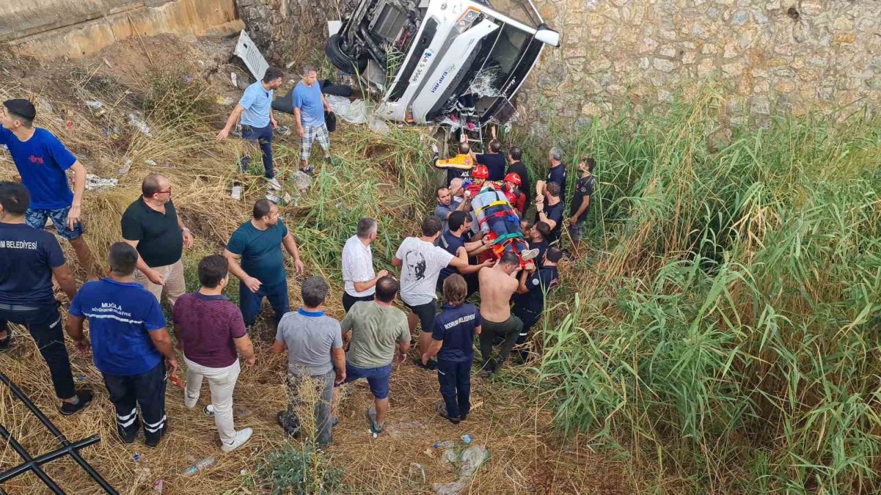 Bodrum’da midibüs dereye devrildi: 23 yaralı