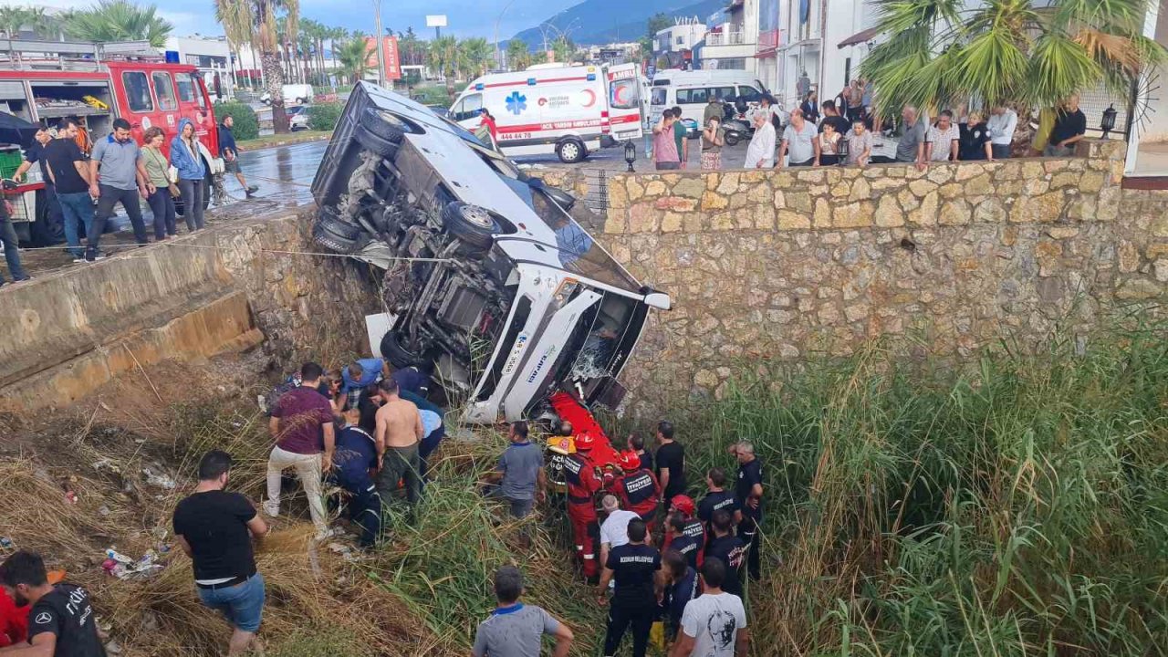 Bodrum’da midibüs dereye devrildi: 23 yaralı