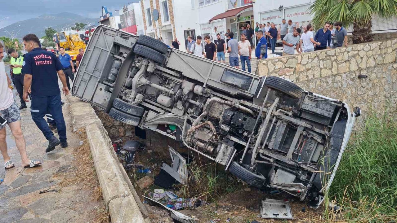 Bodrum’da midibüs dereye devrildi: 23 yaralı