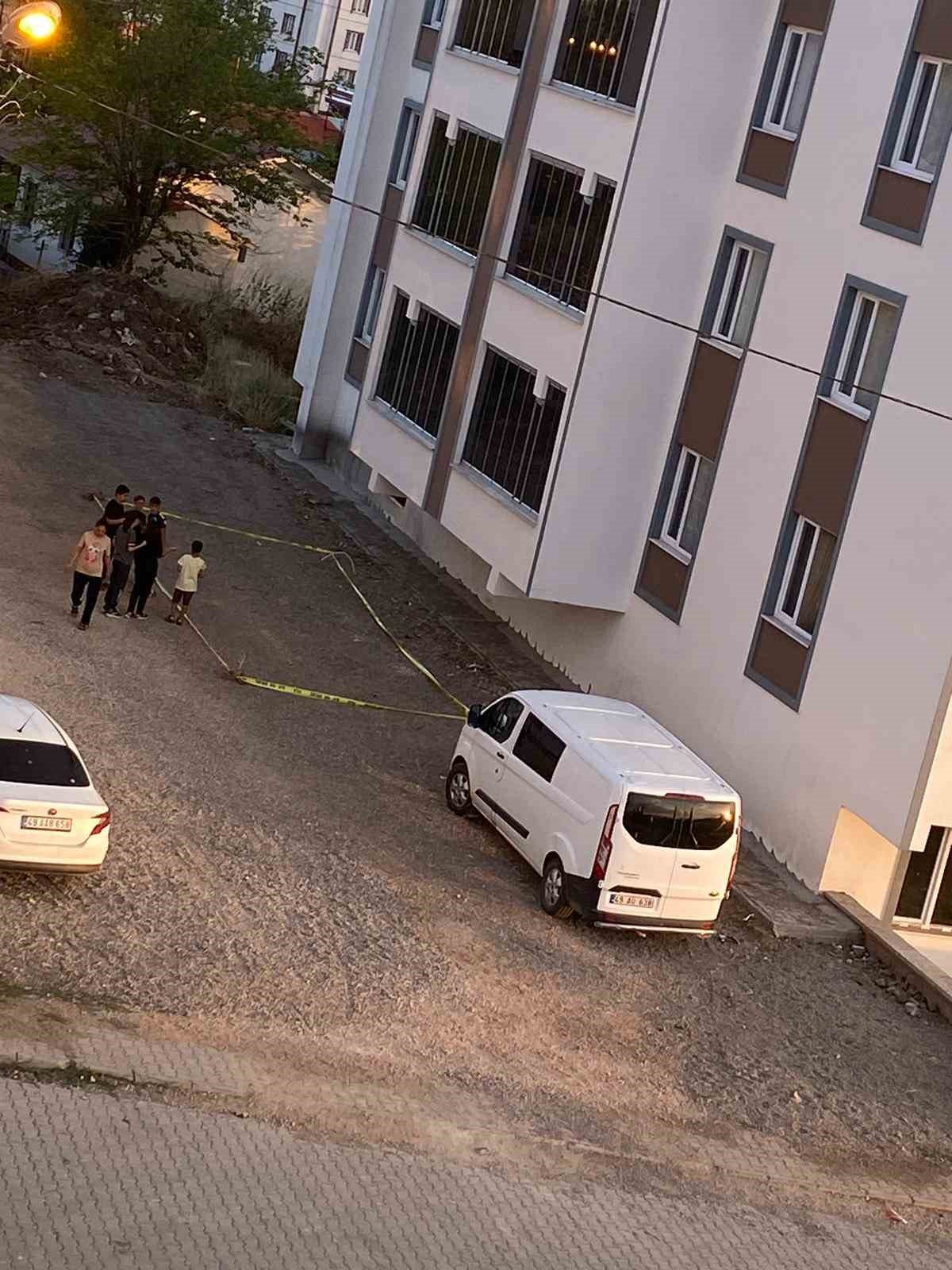 4’üncü kattan düşen çocuk hayatını kaybetti