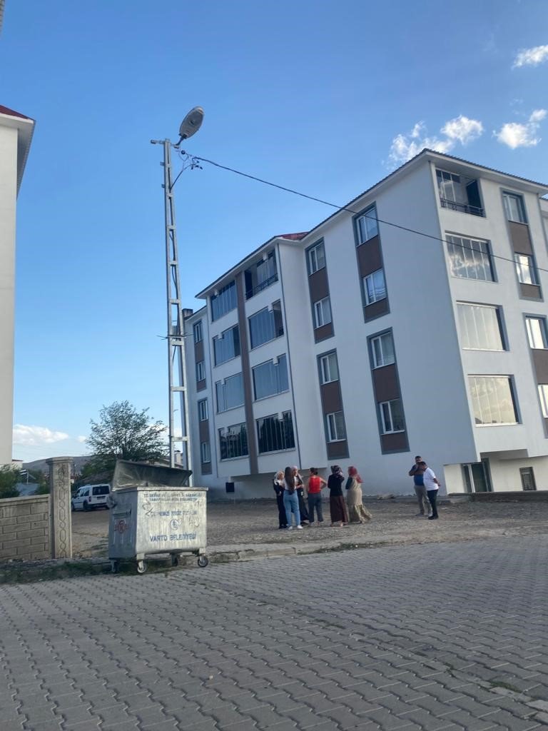 4’üncü kattan düşen çocuk hayatını kaybetti