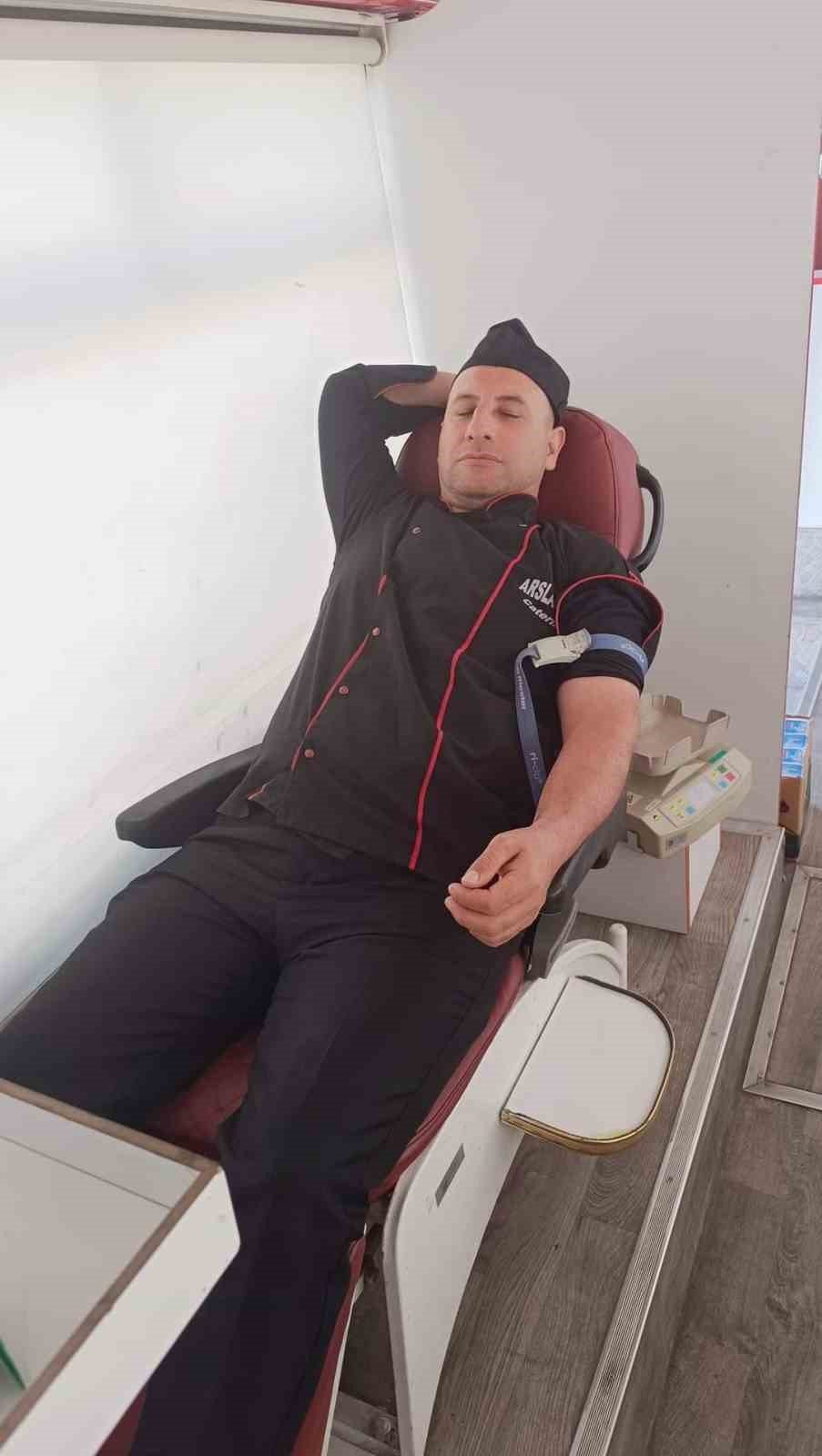 Hastane çalışanlarından kan bağışı