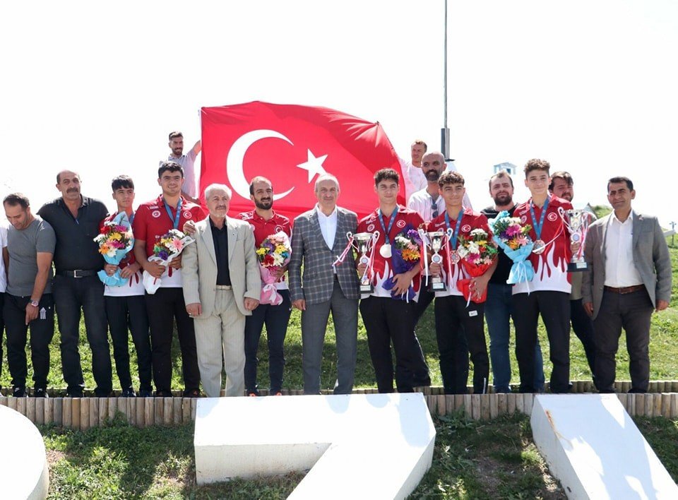 Şampiyonlara Başkan Sekmen’den kutlama