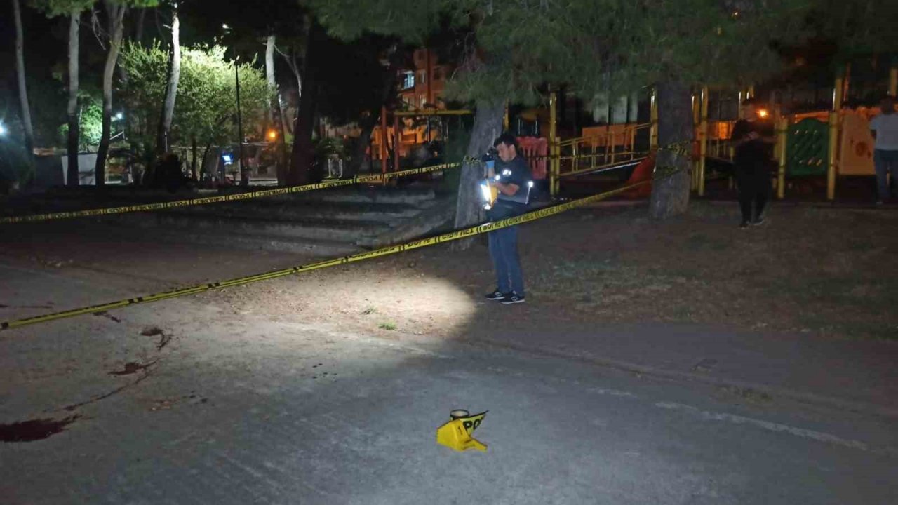 Parkta bıçaklanan genç ağır yaralandı