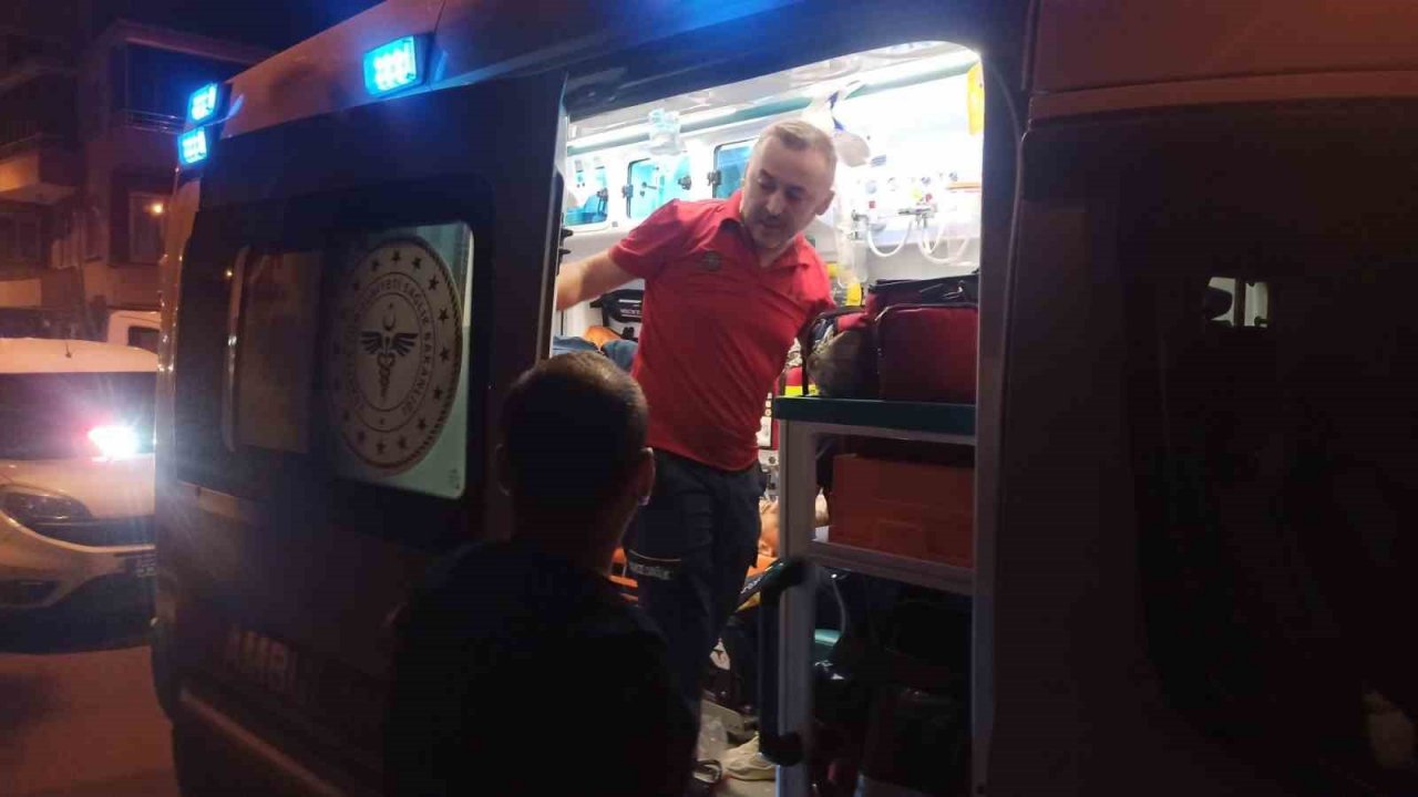 Parkta bıçaklanan genç ağır yaralandı