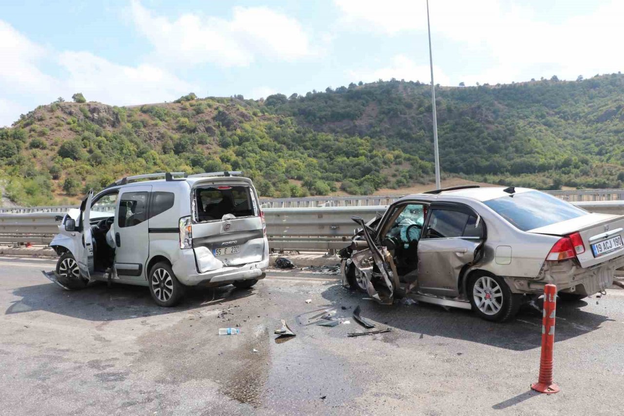 Yol çalışması nedeniyle trafiğin tek şeritten verildiği viyadükte kaza: 5 yaralı