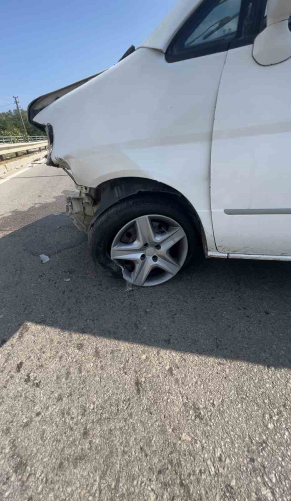 Hafif ticari araç bariyerlere çarptı