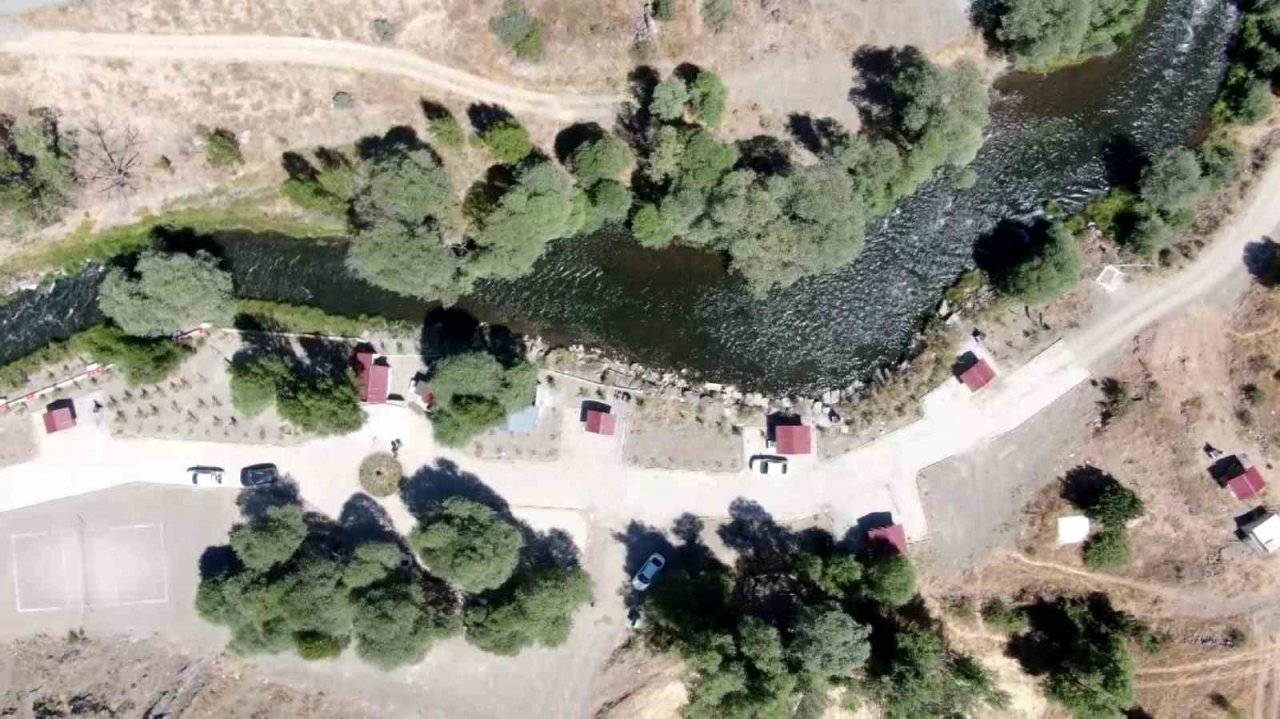 Muhtarın doğa sevgisi bozkırı vahaya dönüştürdü