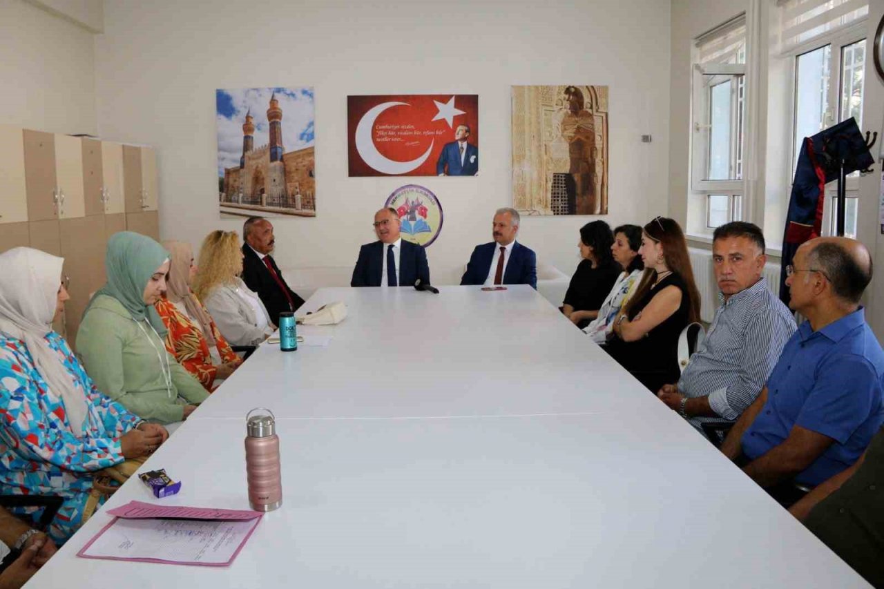 Sivas’ta minik öğrencilere çanta hediyesi