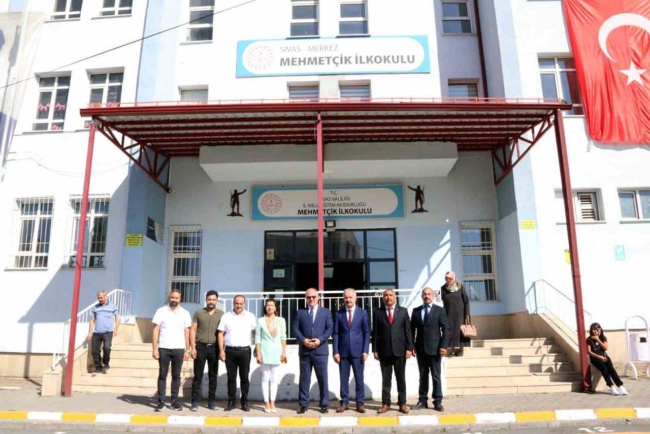 Sivas’ta minik öğrencilere çanta hediyesi