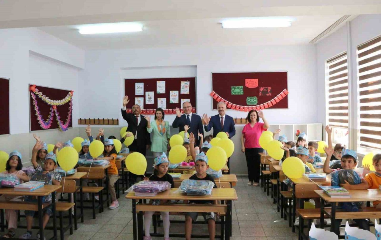 Sivas’ta minik öğrencilere çanta hediyesi