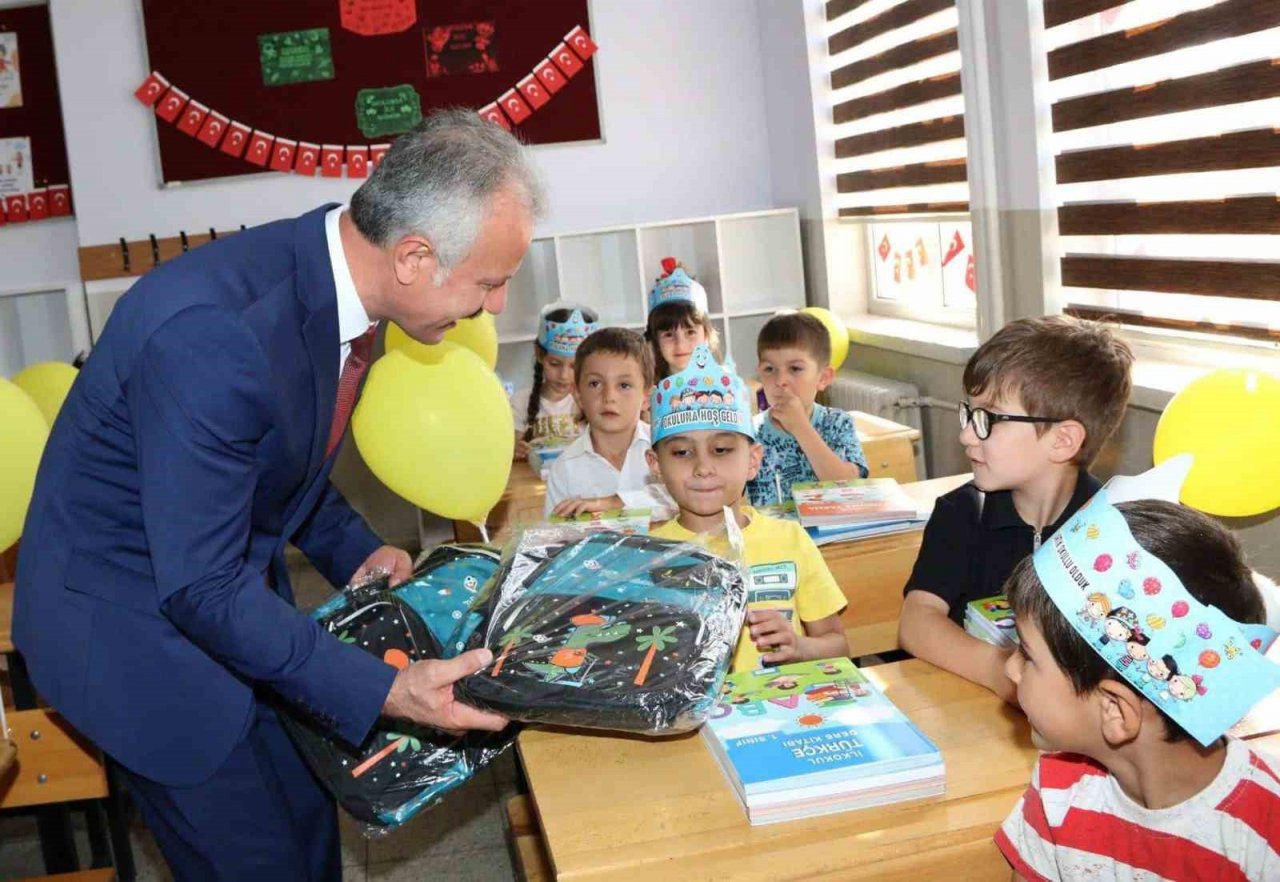 Sivas’ta minik öğrencilere çanta hediyesi