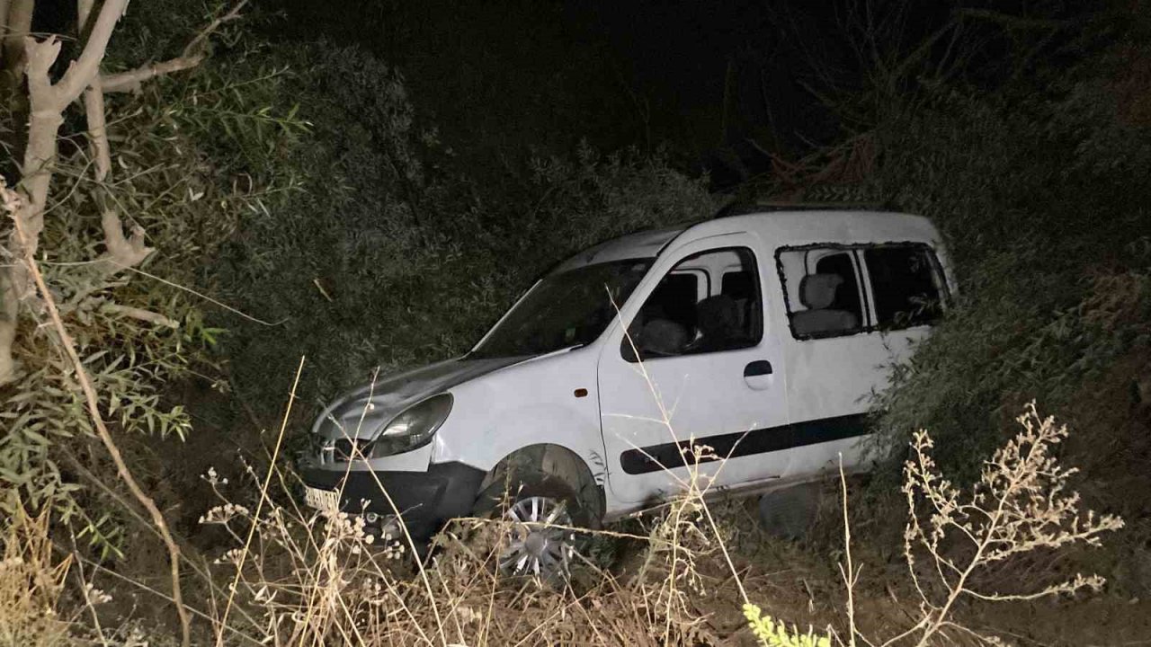 Alkollü sürücü dereye uçtu: 2 yaralı